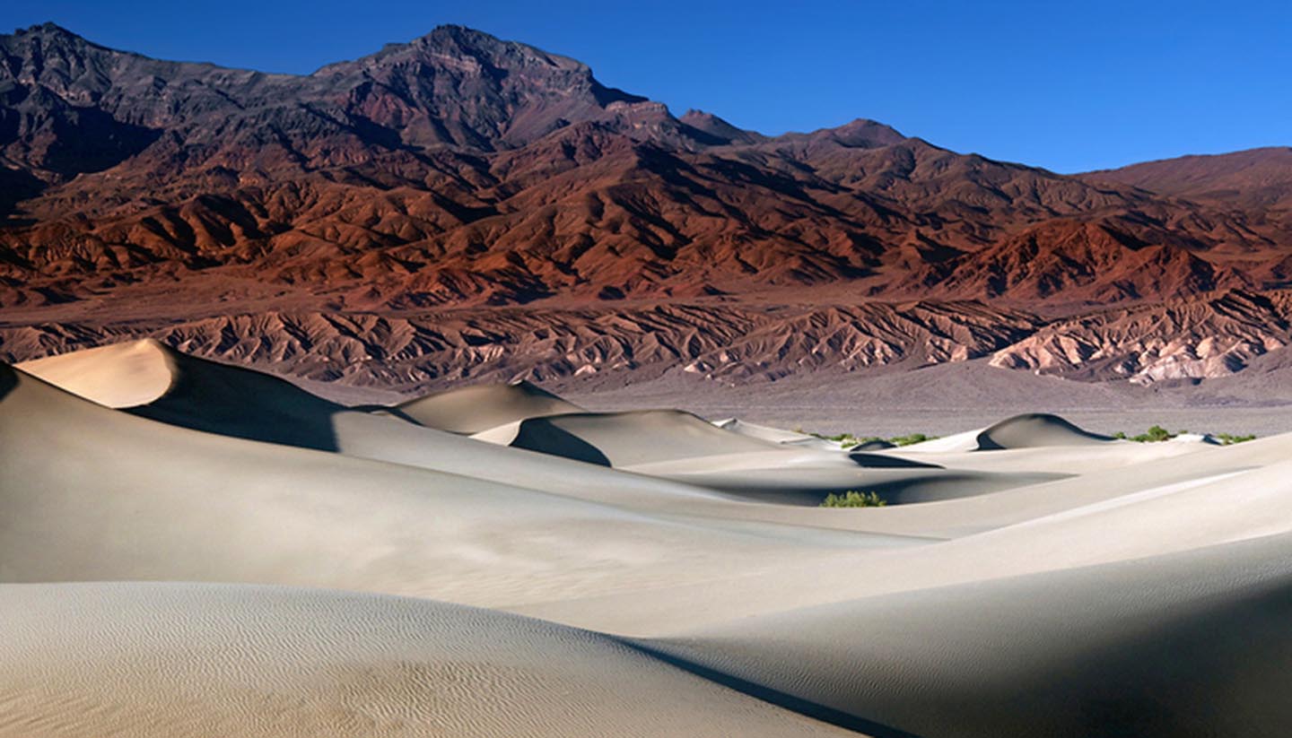 Tschad - Sand dunes close to brown mountains