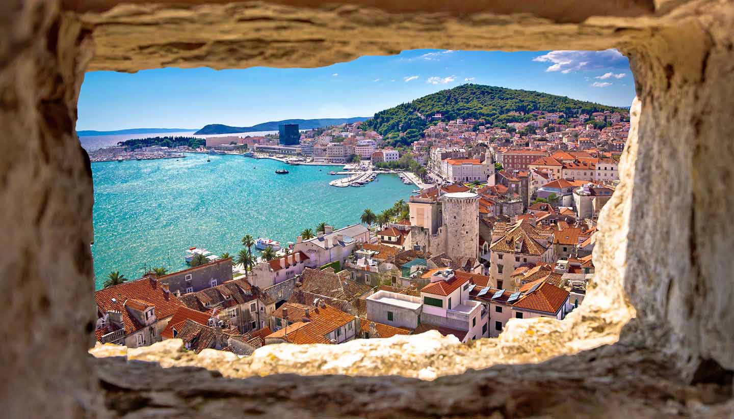 Kroatien - Split bay aerial view through stone window