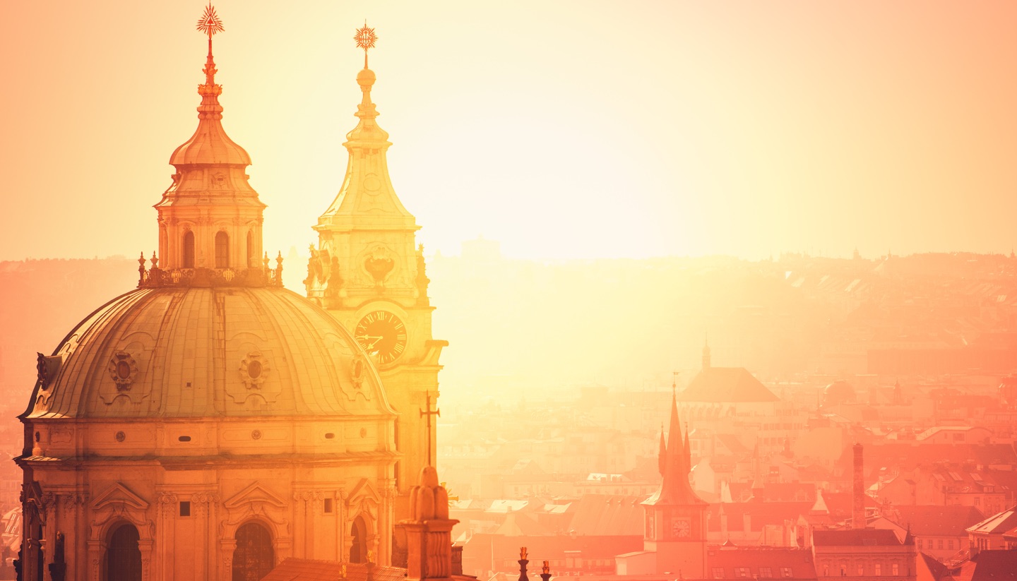 Tschechische Republik - Prague Saint Nicholas Church on Misty Morning