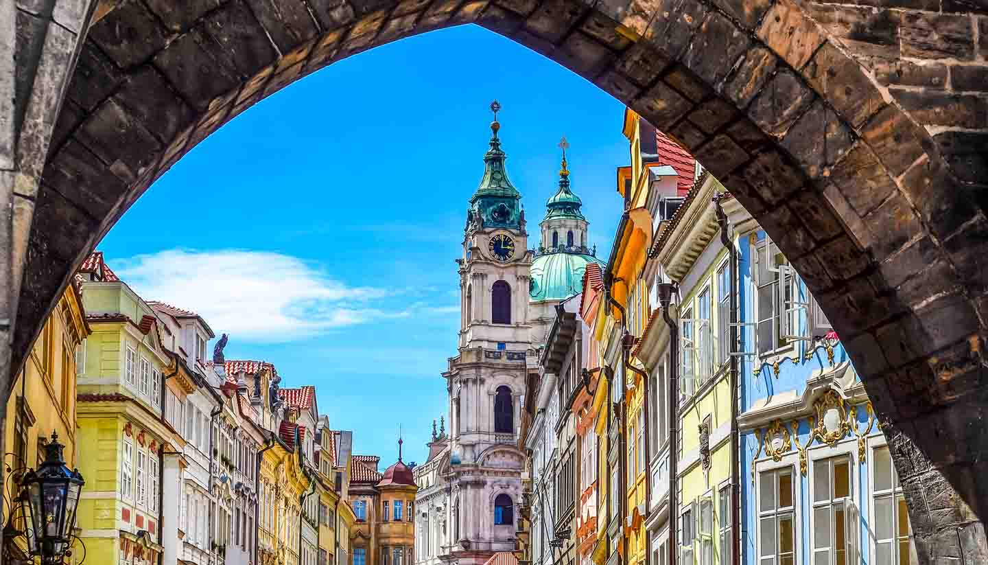 Tschechische Republik - View of old town in Prague taken from Charles bridge