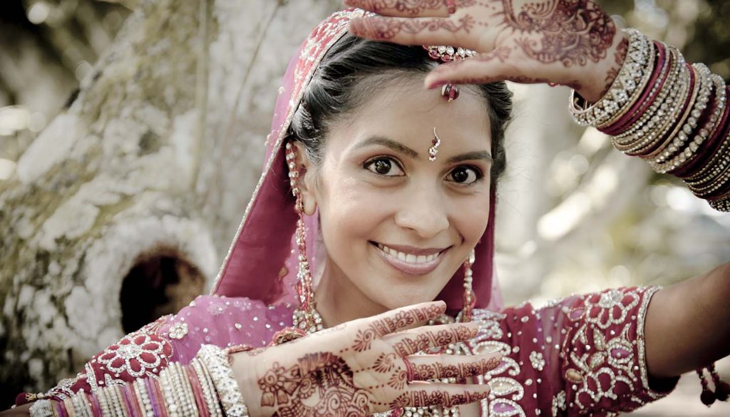 Indien - Young Indian woman with henna and a traditional dress