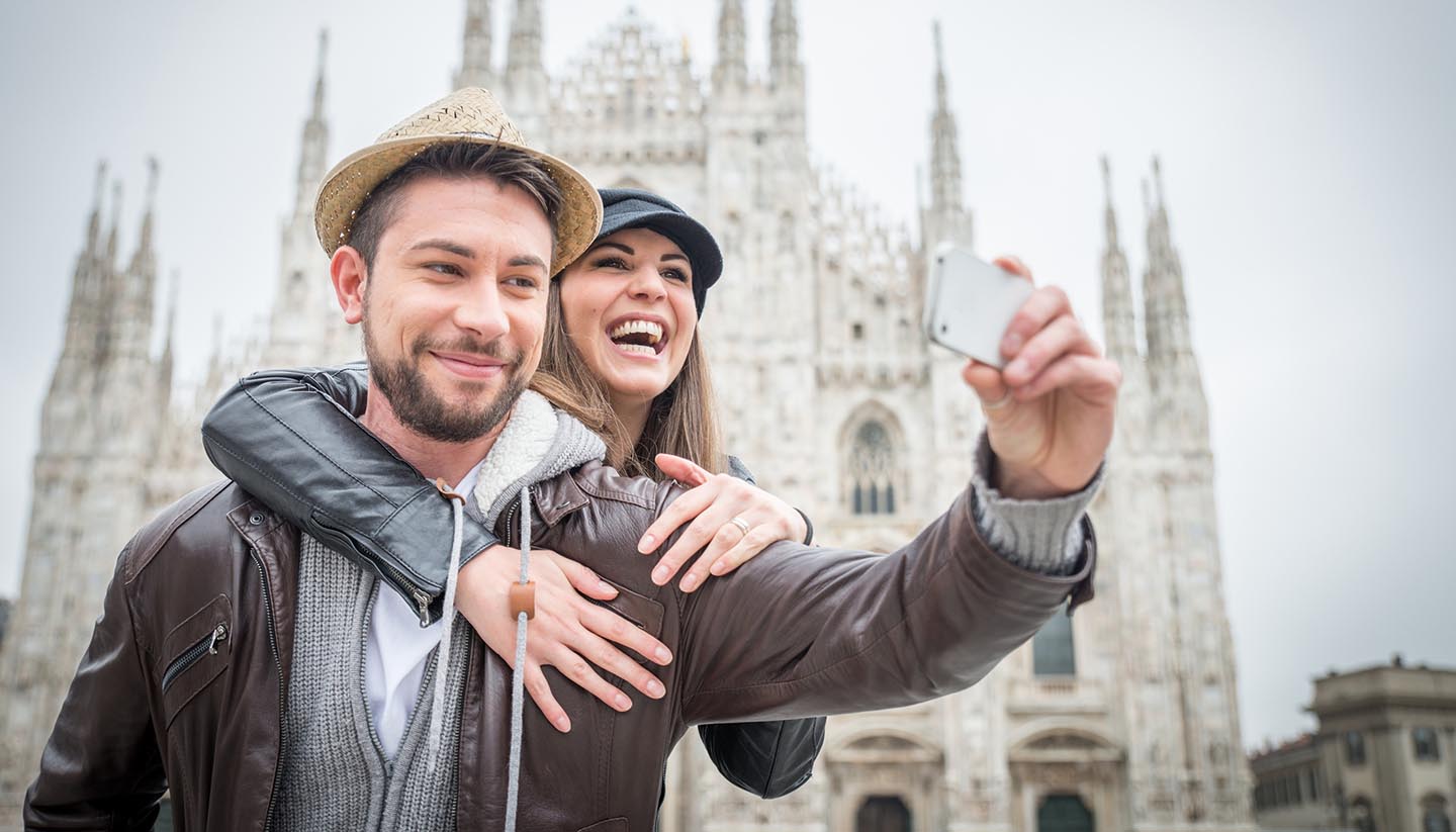 Italien - Tourists at Duomo cathedral,Milan