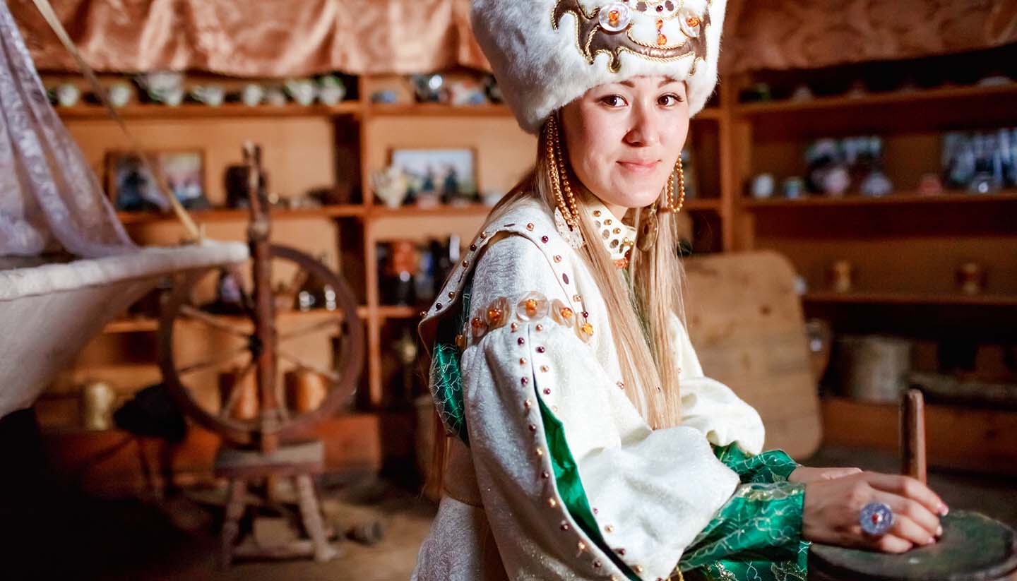 Kirgisistan - Young woman in traditional yurt dwelling