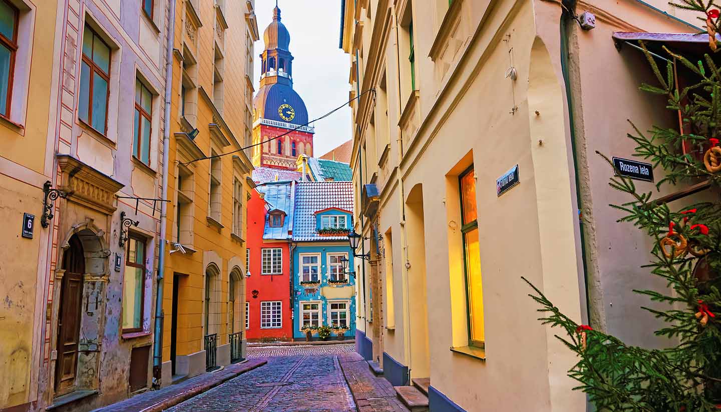 Lettland - Narrow street leading to St. Peter church in Old Riga