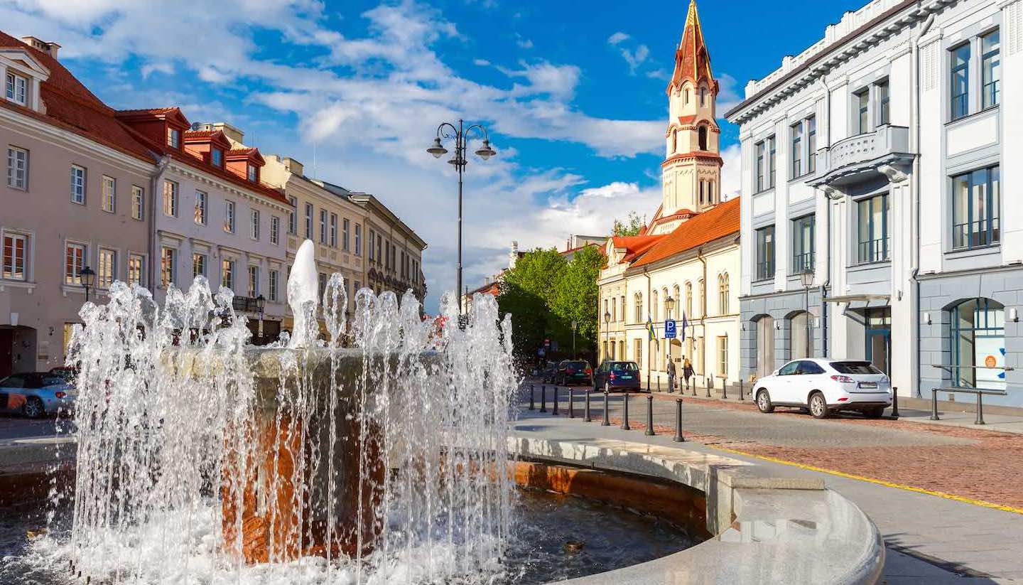 Litauen - Fountain and church, Old town Vilnius, Lithuania.