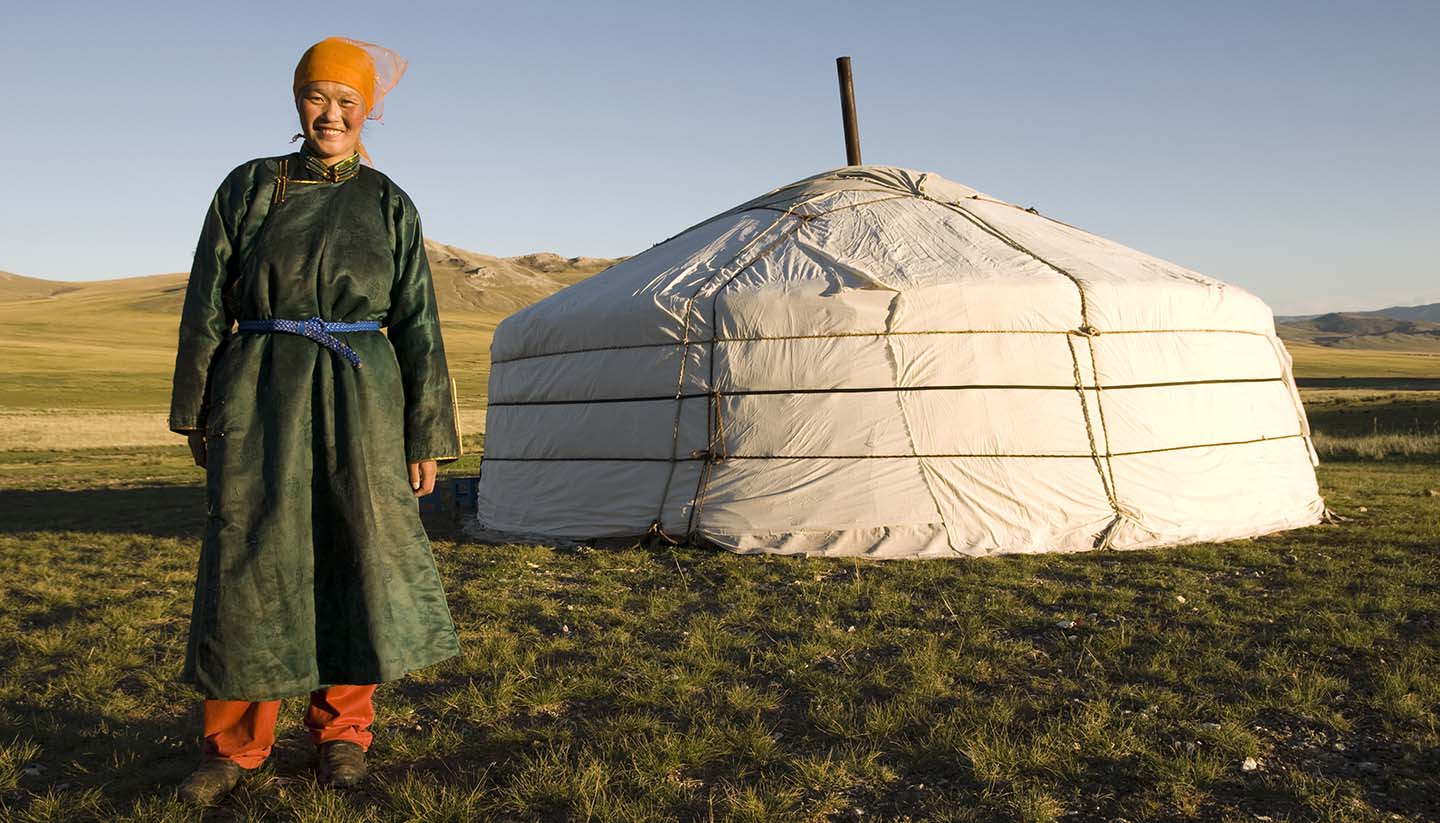 Mongolei - A portrait of an Asian female and her home