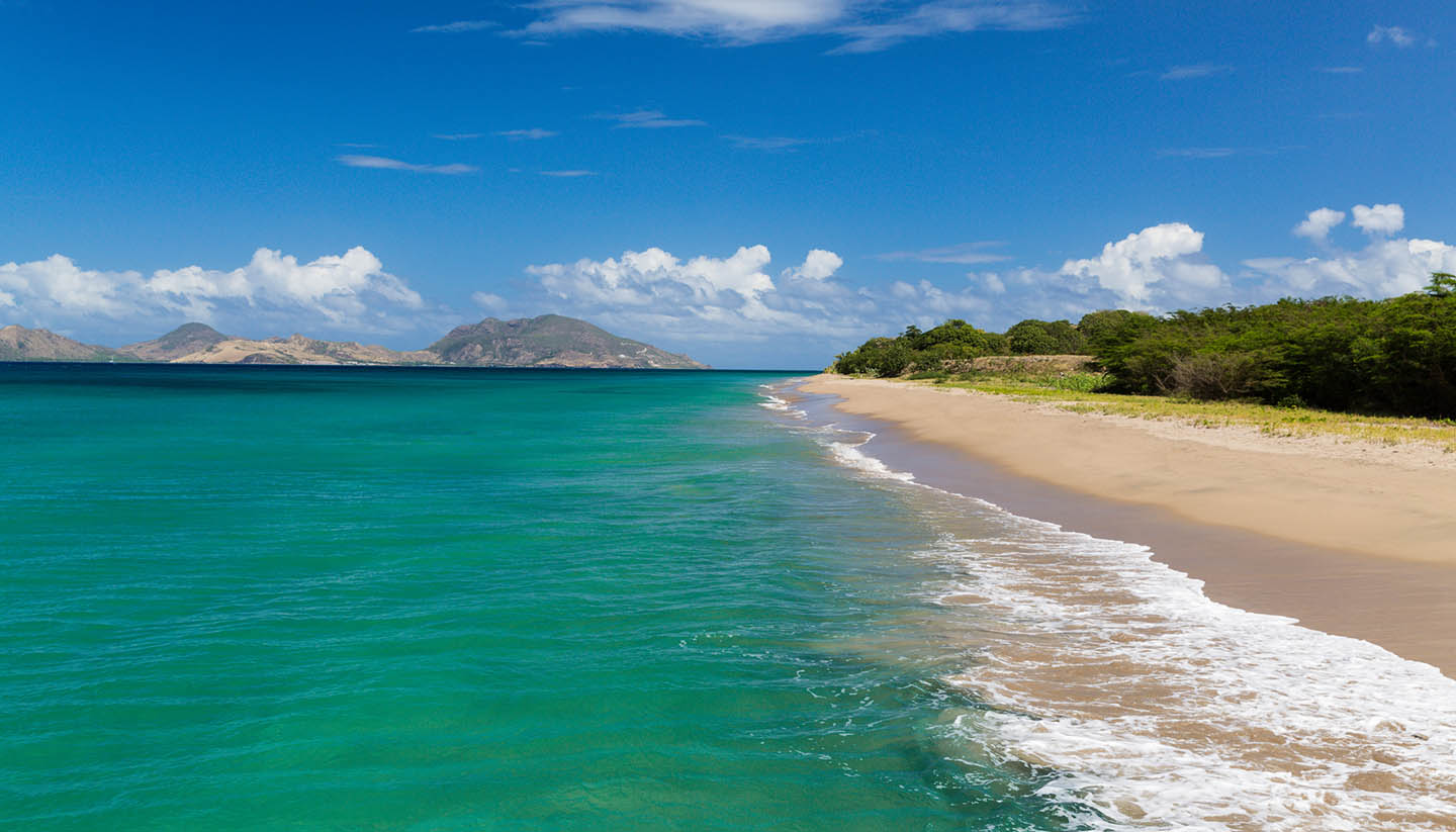 St. Kitts und Nevis - St Kitts and The Narrows from Nevis and the Beach