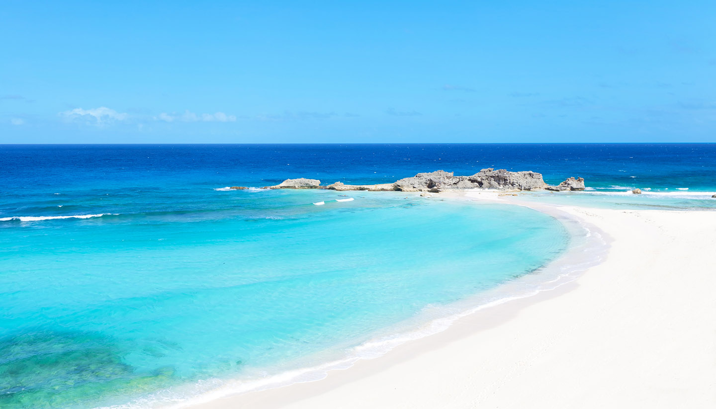 Turks- und Caicos-Inseln - Landscape of a sunny Caribbean beach