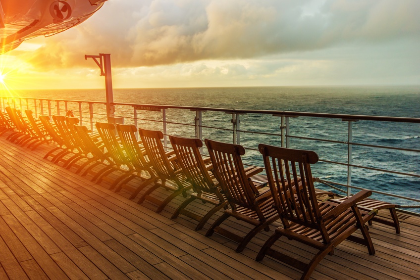 Die schönsten Kreuzfahrten im Winter und zeitigen Frühjahr - Cruise Ship Wooden Deck Chairs. Cruise Ship Main Deck at Sunset.