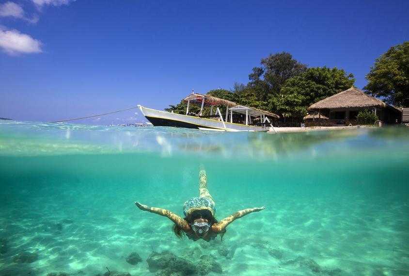 Dem Winter entfliehen: Die schönsten Urlaubsziele zu dieser Jahreszeit - Collage with Woman Diving to Underwater and Sail Boat on Water Surface