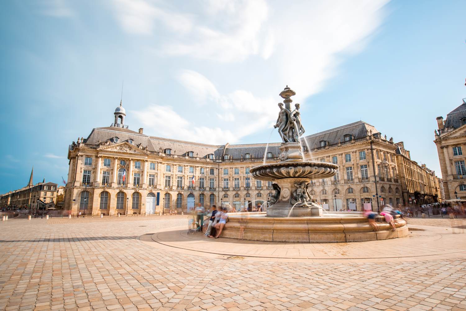 Blick auf den berühmten Platz La Bourse in der Stadt Bordeaux