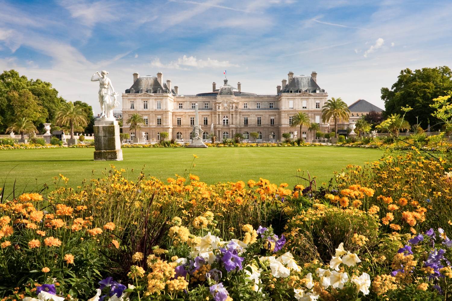 Jardin du Luxembourg mit dem Palast und der Statue