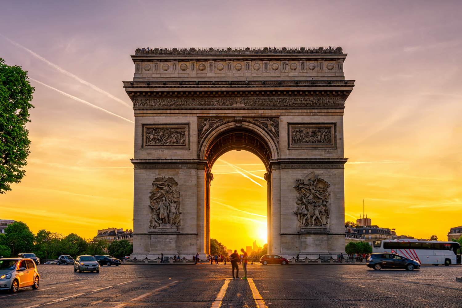 Pariser Triumphbogen auf den Champs-Élysées bei Sonnenuntergang