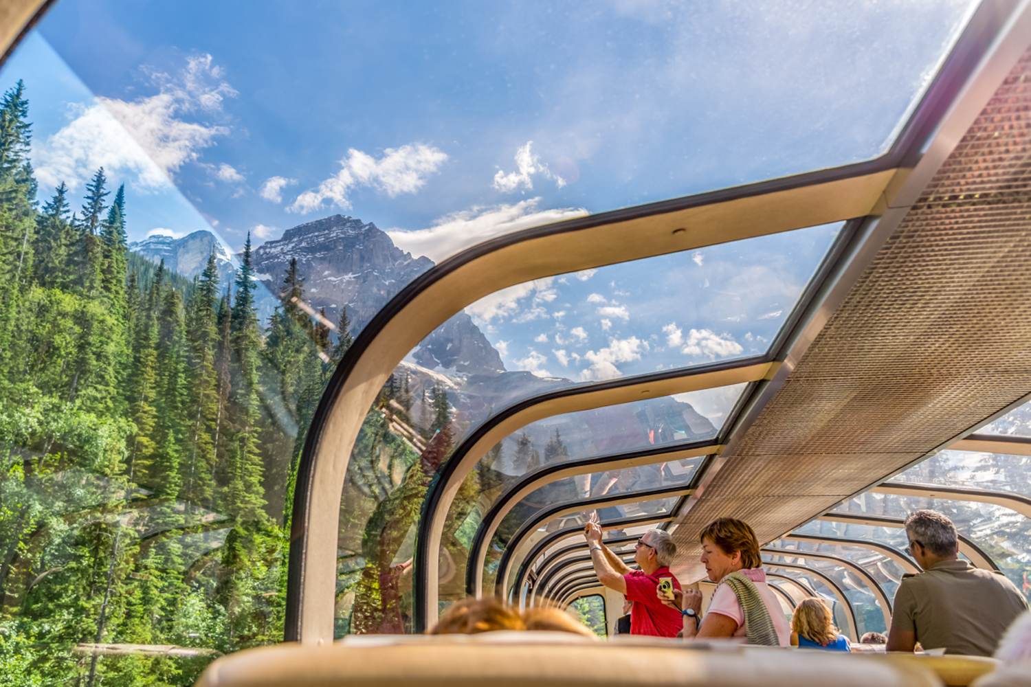 Genießen Sie von Ihrem Sitz aus die sagenhaften Ausblicke auf die kanadischen Rockies.