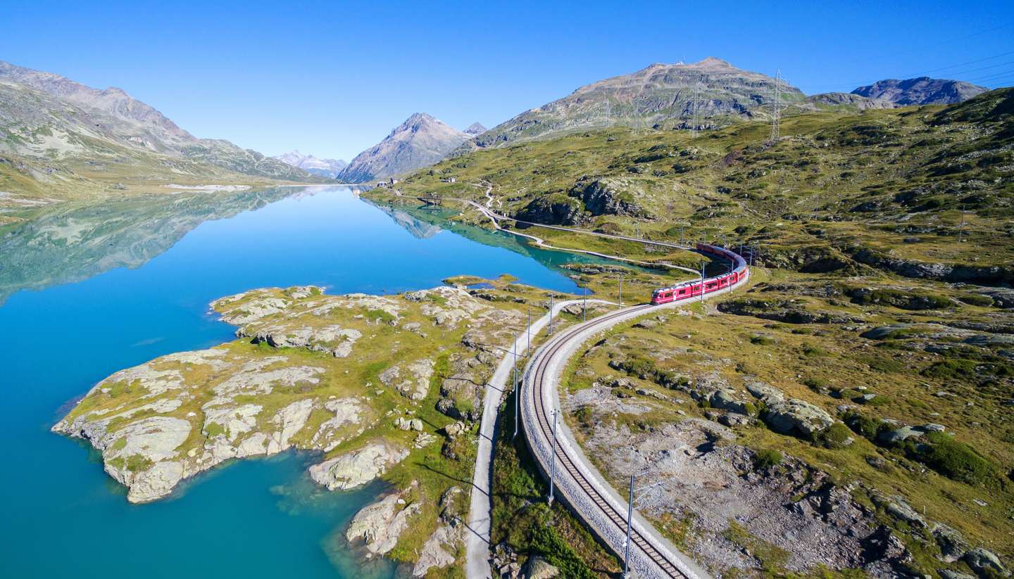 Landschaftlich reizvolle Bahnstrecken: 16 der schönsten Bahnreisen der Welt - Bernina Express, Switzerland