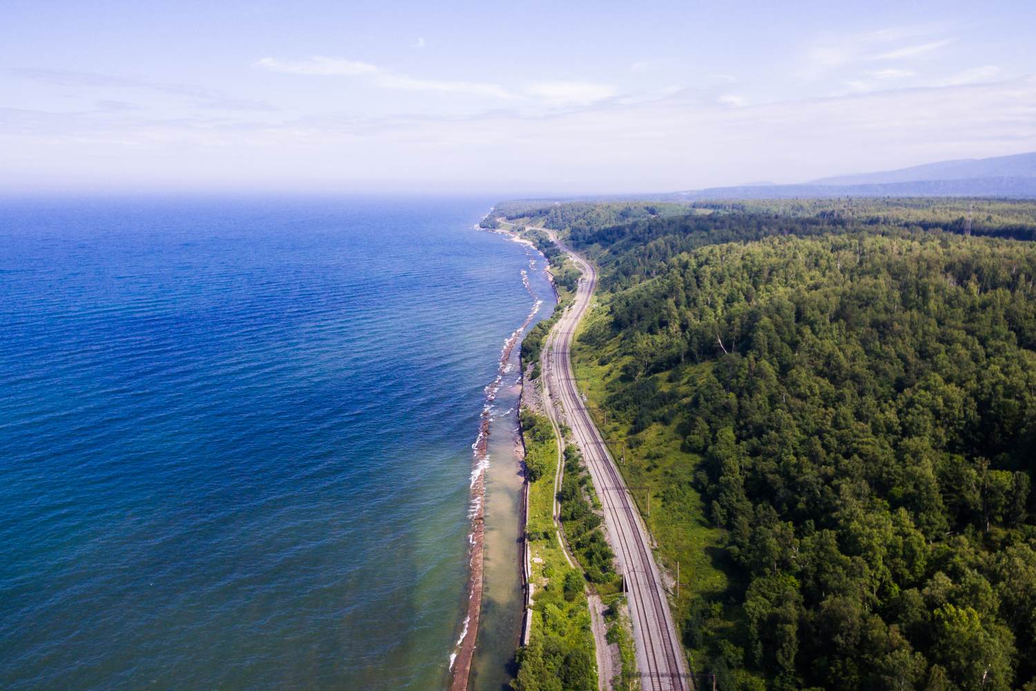 Die Eisenbahnschienen entlang des Baikalsees