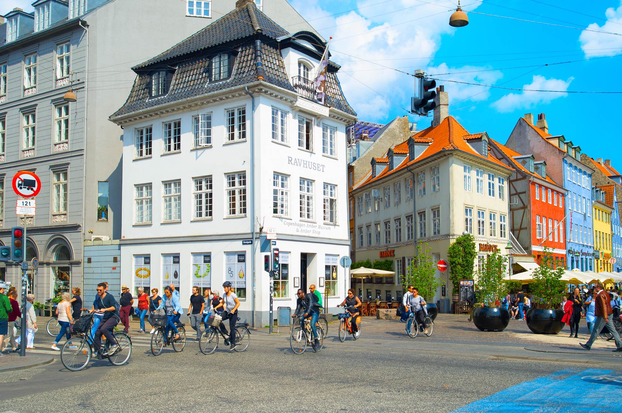 Fahrradreise nach Kopenhagen: So bikerfreundlich sind die Dänen - shu-Denmark-Copenhagen-Old Town-cyclists and pedestrians-1273661620-editorial-2048x1360