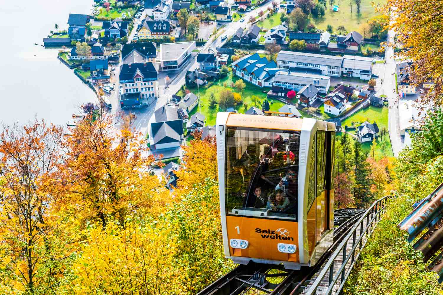 Eine Standseilbahn, die Besucher zum Hallstatt Skywalk und auch zum Salzbergwerk Salzwelten Hallstatt führt