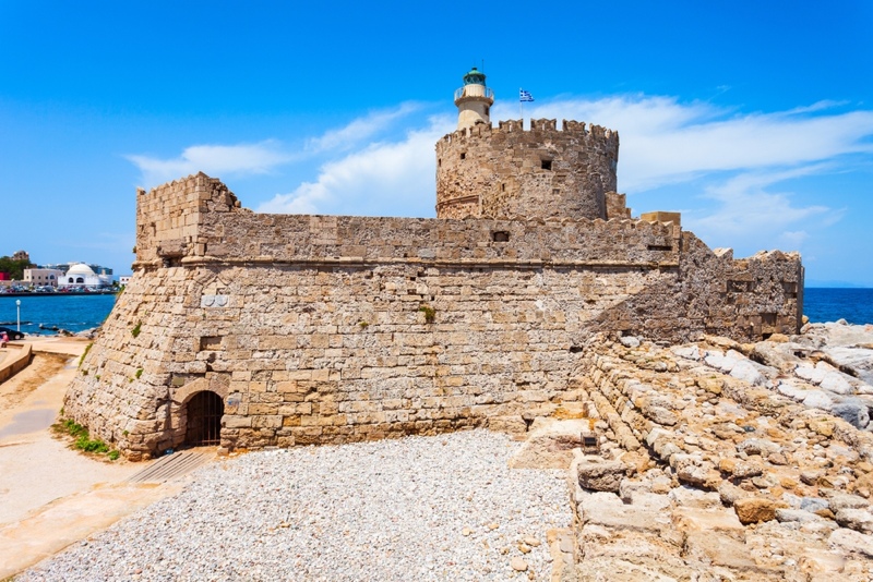 Das Fort des Heiligen Nikolaos aus dem 15. Jahrhundert wacht über den Hafen von Rhodos