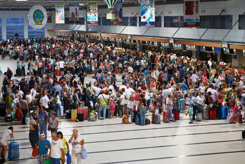 Ein überfüllter Flughafen