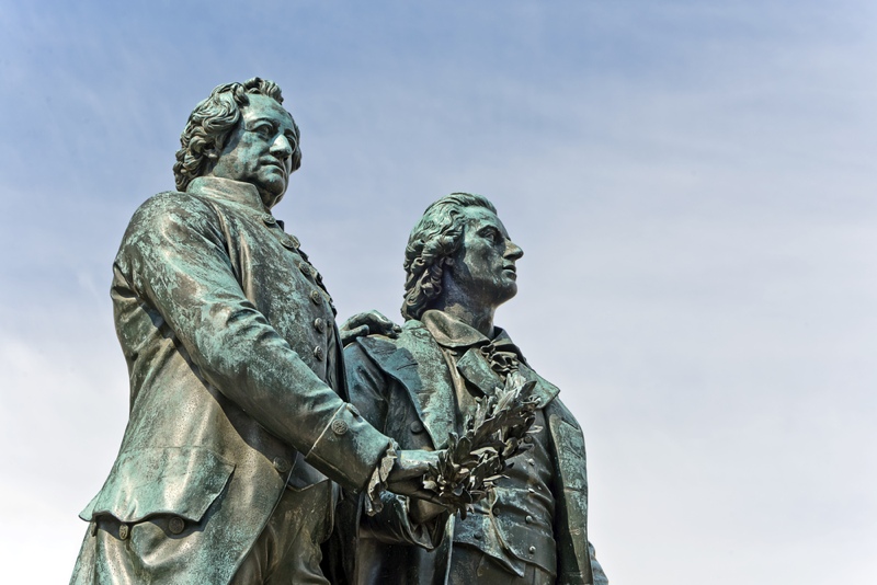 Statuen der deutschen Schriftsteller Goethe und Schiller in Weimar in Deutschland